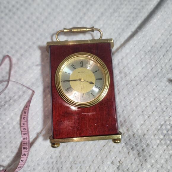 LINDEN EUC VINTAGE CHERRY STAIN BRASS MANTEL DESK CLOCK - Picture 1 of 7